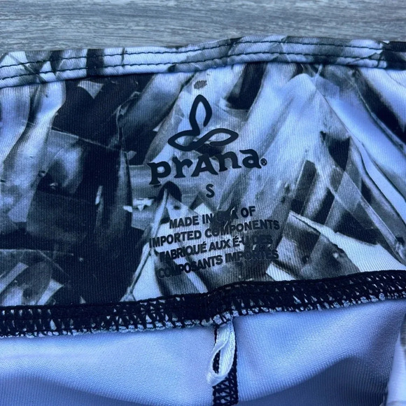 PrAna Roxanne Capri Leggings, black/white palm - Picture 4 of 7